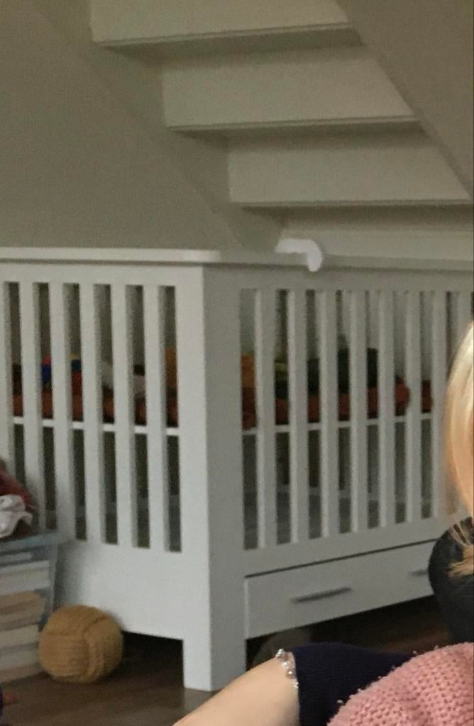 Witte box met verstelbare bodem en lade, Kinderen en Baby's, Boxen, Ophalen of Verzenden, Zo goed als nieuw