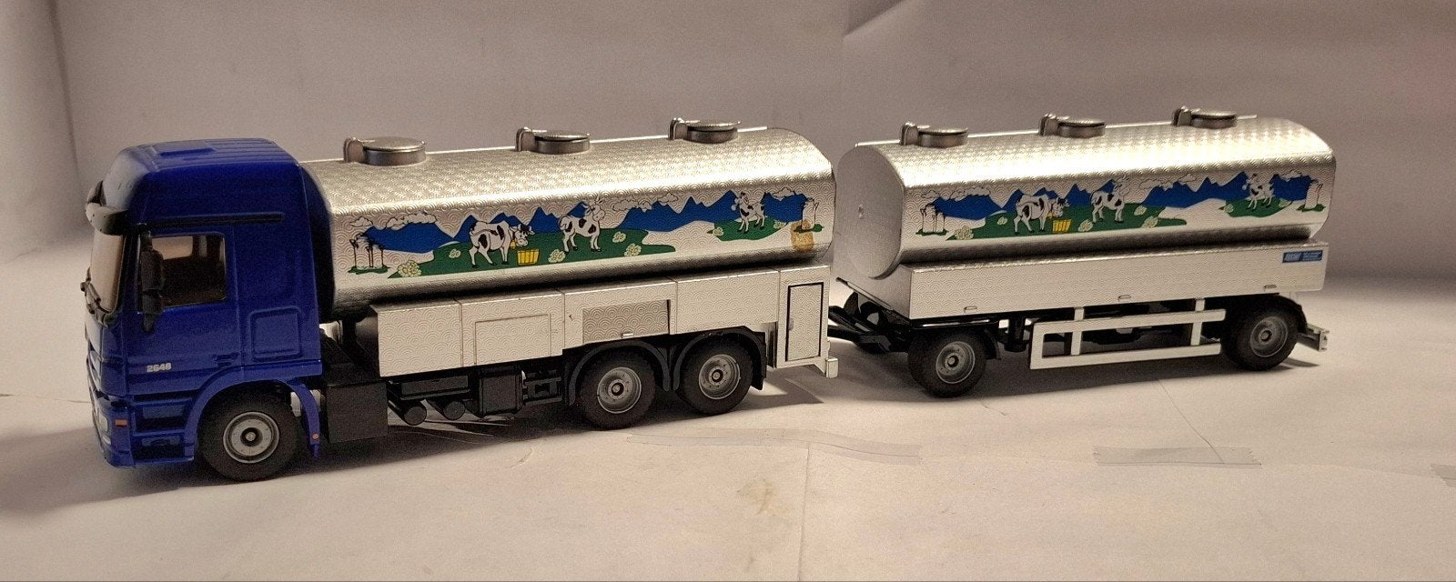 Melk truck met aanhanger., Hobby en Vrije tijd, Modelauto's | 1:50, Ophalen of Verzenden, Bus of Vrachtwagen, SIKU