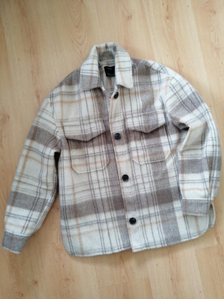 Bershka blouse. Bershka jasje. Maat L, Beige, Maat 42/44 (L), Zo goed als nieuw, Bershka