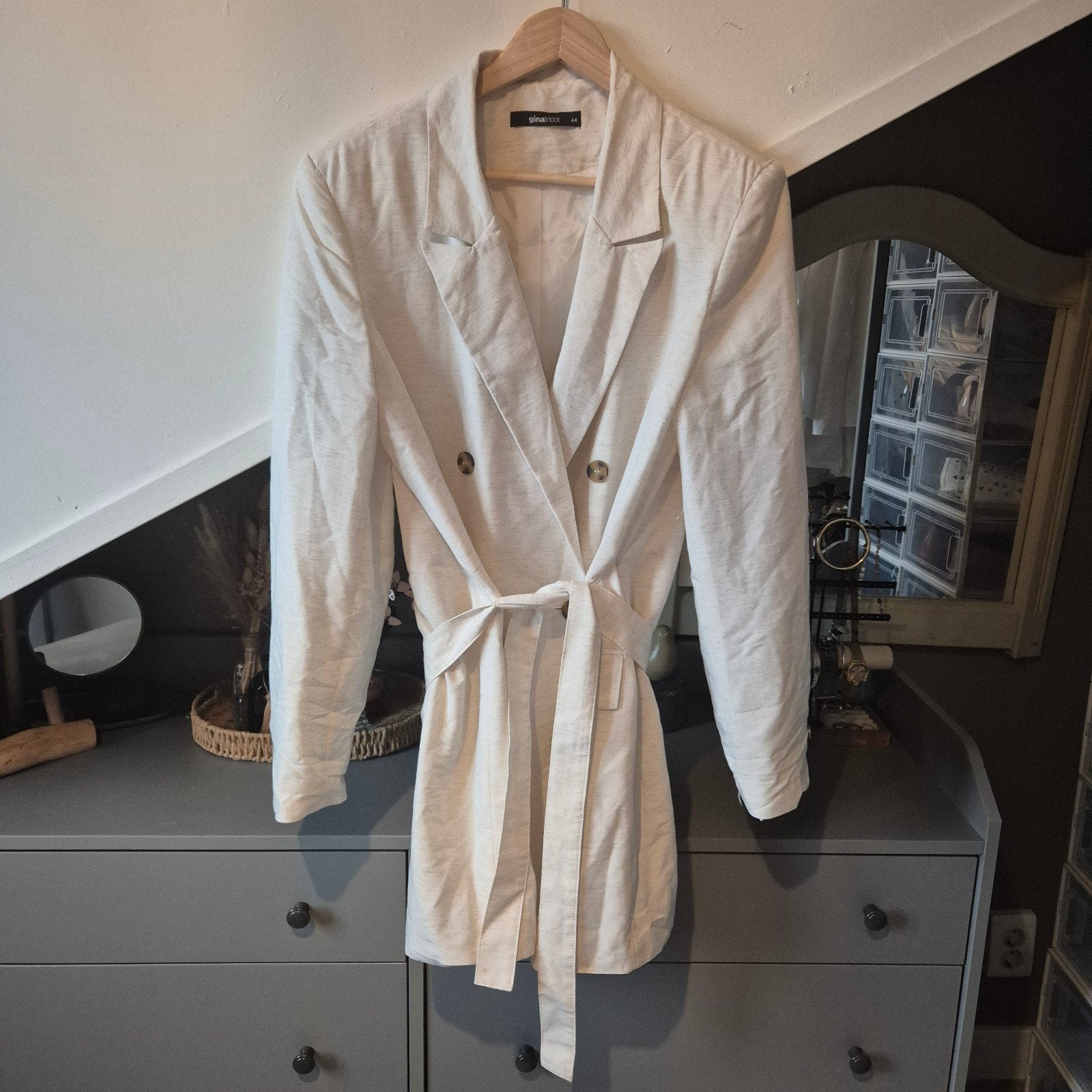 Gina Tricot blazer jurk - beige/wit - maat 44, Kleding | Dames, Gina Tricot, Beige, Maat 42/44 (L), Ophalen of Verzenden