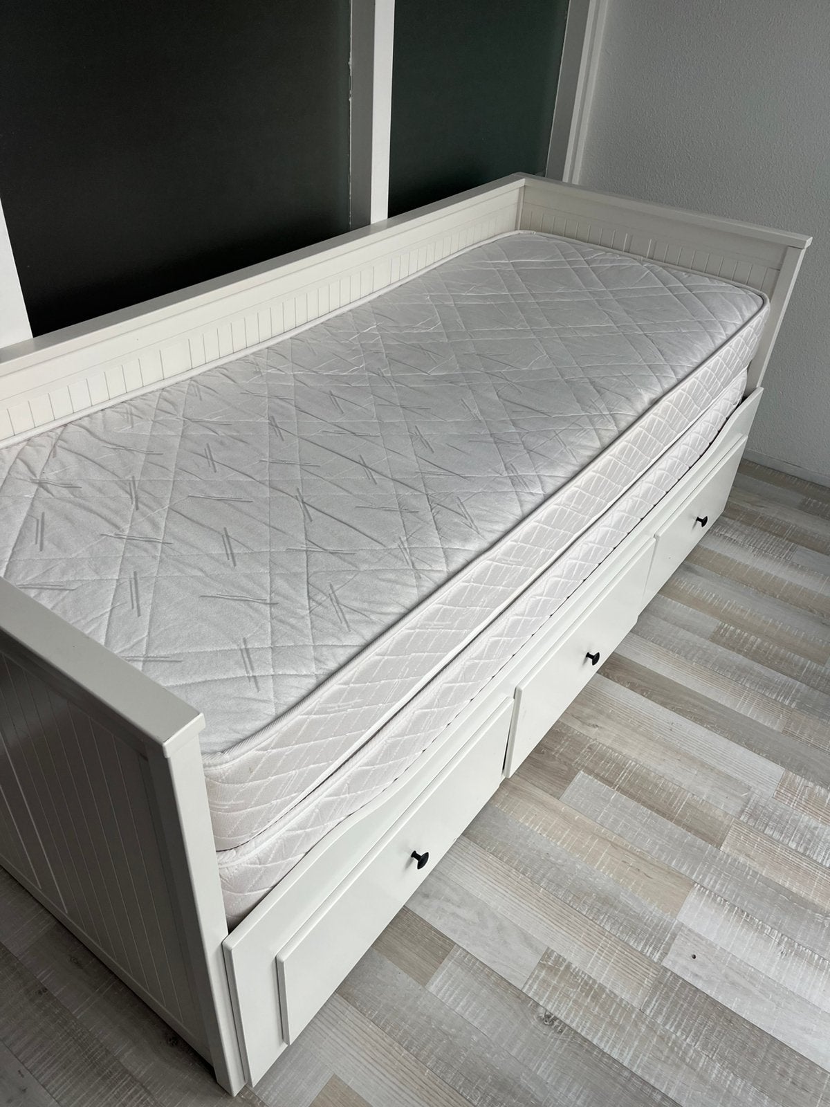 Ikea Hemnes Bedbank (uitschuifbed) 160cmx200cm, Ophalen, Wit, Tweepersoons, Zo goed als nieuw
