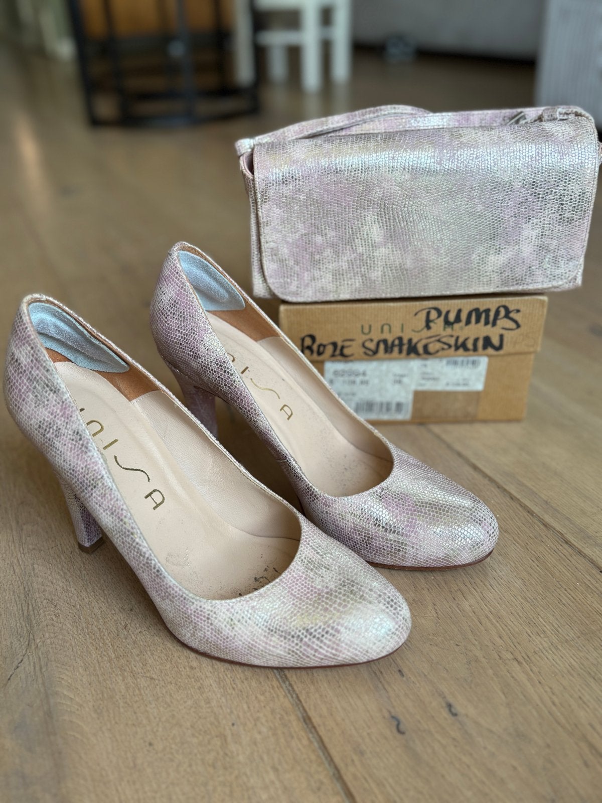 Unisa Pumps en bijpassende tas - Roze Slangenprint, Kleding | Dames, Ophalen of Verzenden, Gedragen, Roze, Pumps