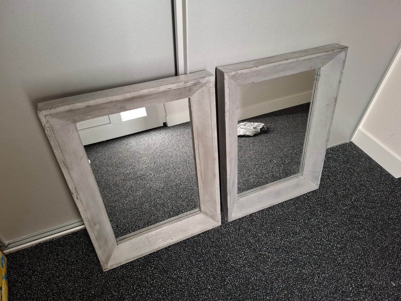 Set van 2 Spiegels voor aan de Muur - Grijs Houten Frame, Huis en Inrichting, Minder dan 50 cm, Gebruikt, Ophalen of Verzenden