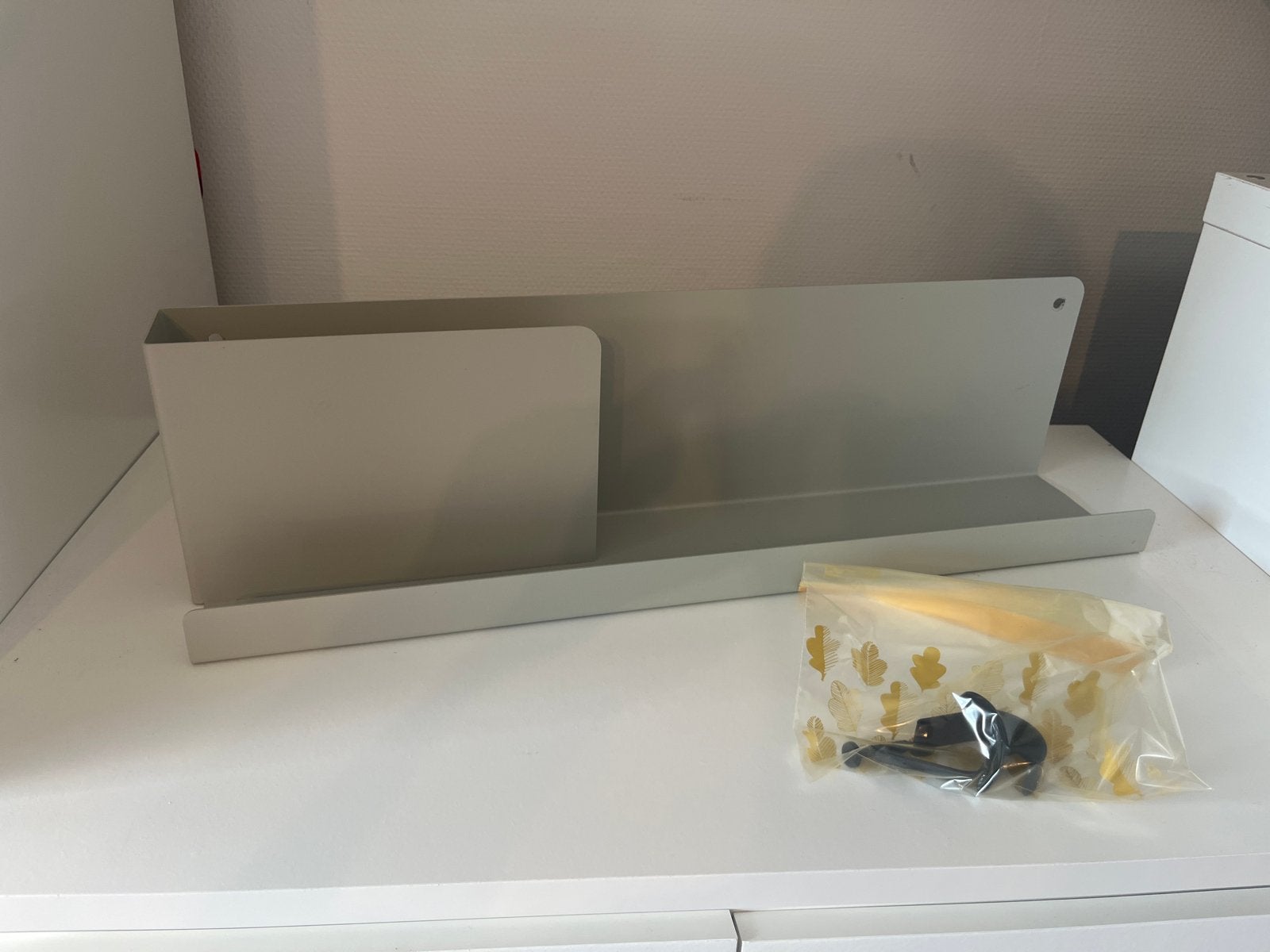Muuto Folded Shelf - Middel (Grijs), Huis en Inrichting, Ophalen of Verzenden, Zo goed als nieuw