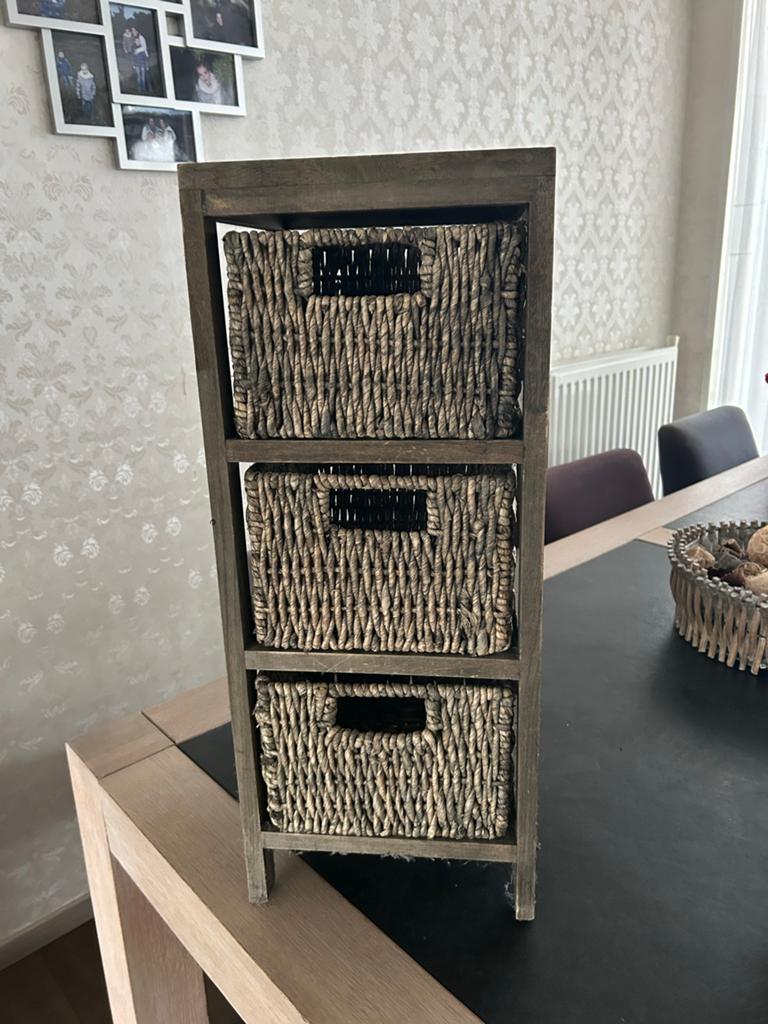 Houten kastje met 3 rieten manden - Opbergrek, Ophalen of Verzenden, Zo goed als nieuw
