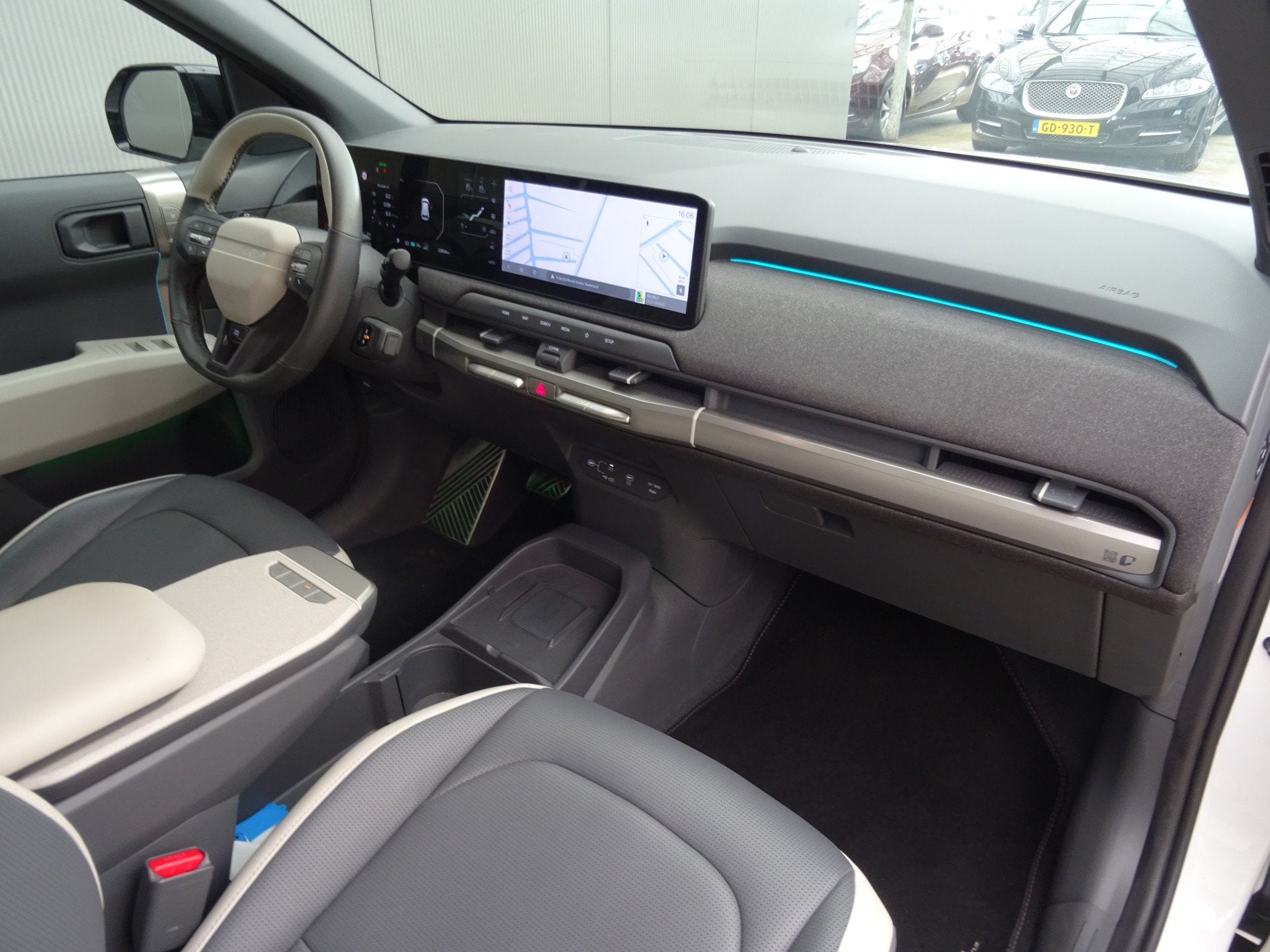 Kia EV3 GT-LINE 81.4 kWh * TREKHAAK ! (bj 2025, automaat), Auto's, Gebruikt, Zwart, Leder, 204 pk