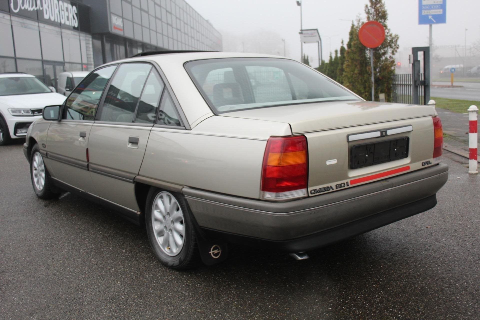 Opel Omega 2.0i CD Automaat, Schuifdak, Auto's, 1998 cc, Stof, 116 pk, Bedrijf