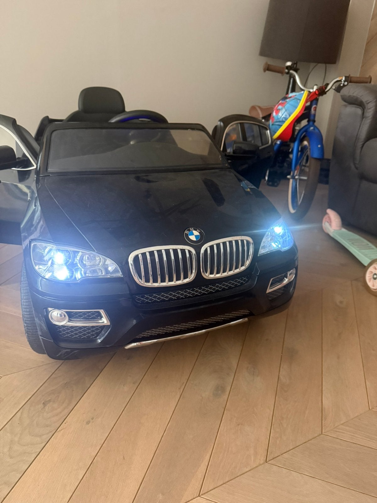 BMW elektrische kinderauto met oplader en afstandsbediening, Ophalen of Verzenden, Zo goed als nieuw