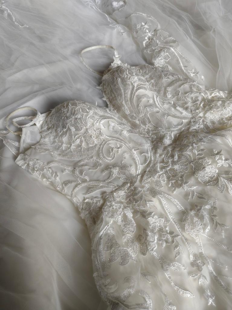 Prachtige WED2B Trouwjurk met sleep en onderrok, Ophalen, Trouwjurk, Zo goed als nieuw, Wit