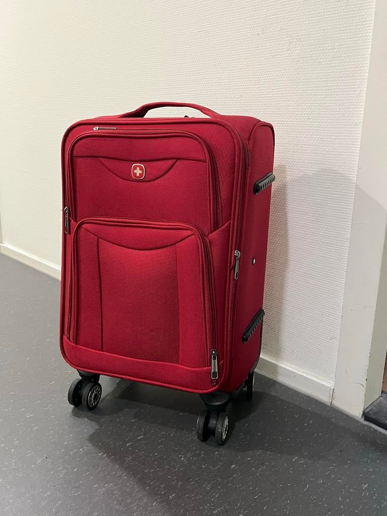Rode Swissgear Koffer met Wieltjes en Uitschuifbare Handgree, Ophalen, 40 tot 60 cm, 30 cm of meer, Zo goed als nieuw