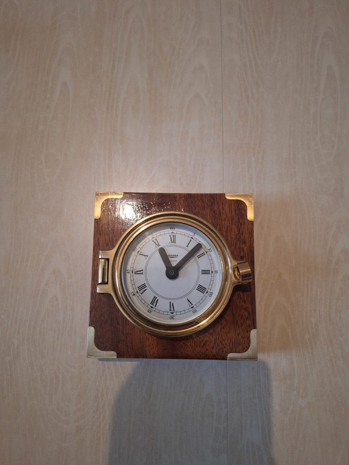 Klassieke houten wandklok met messing accenten, Ophalen of Verzenden