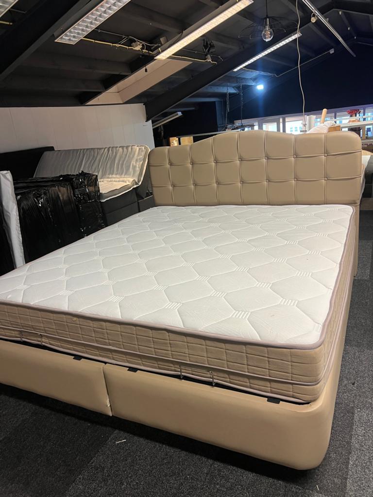 Luxe Opberg Boxspring, Beige Lederlook, Verzenden, Beige, Tweepersoons, Zo goed als nieuw
