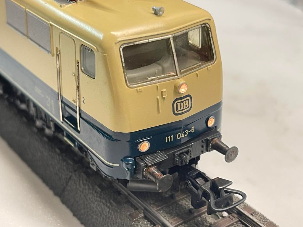 ** NIEUWSTAAT ** Märklin 3042 ** Elektr, loc. BR 111 DB **, Hobby en Vrije tijd, Modeltreinen | H0, Wisselstroom, Locomotief, Ophalen of Verzenden