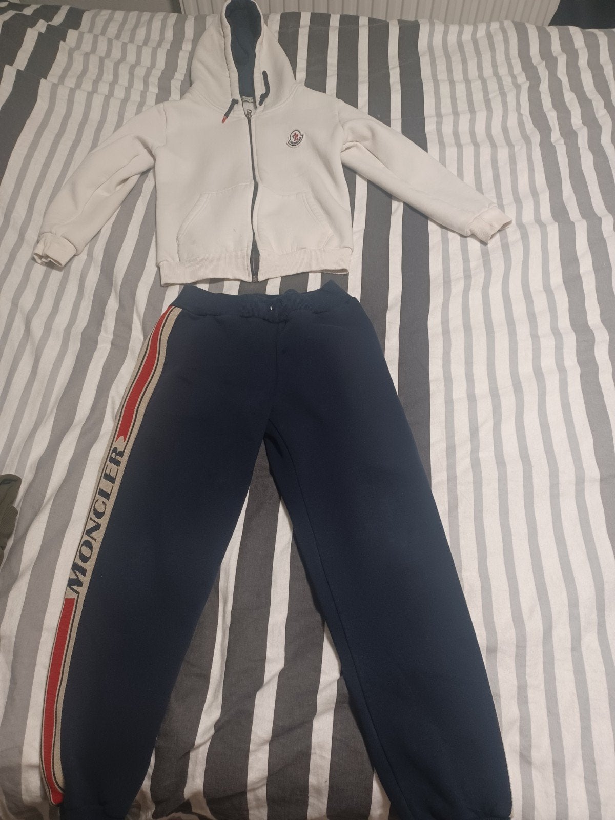 Als nieuw Moncler joggingpak maat 140-146.
100% katoen., Ophalen of Verzenden, Zo goed als nieuw, Moncler, Jongen