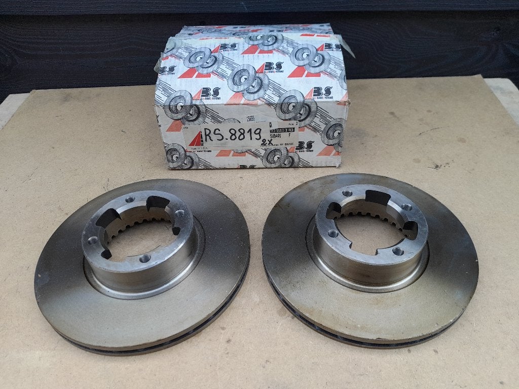 SET REMSCHIJVEN - Geventileerd - NIEUW - SUBARU LEONE / BRAT, Verzenden, Nieuw, Subaru