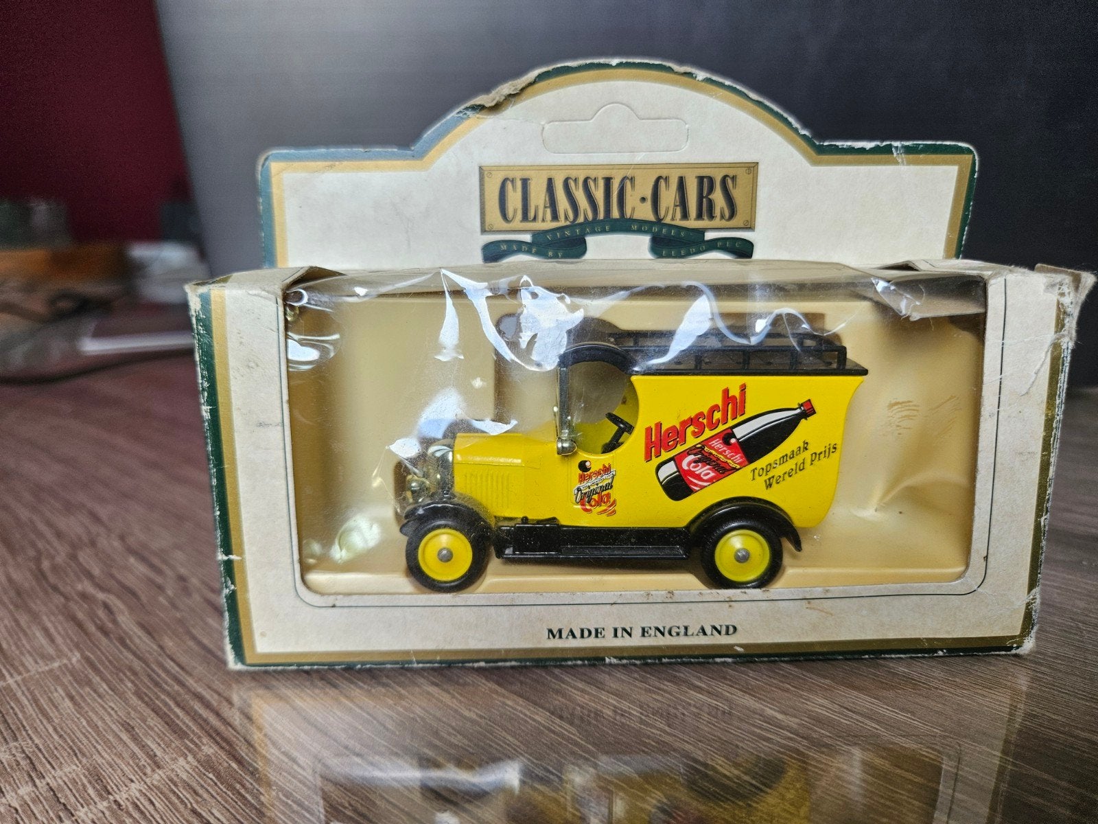 Moris Bull-nose van 1:64, Ophalen of Verzenden