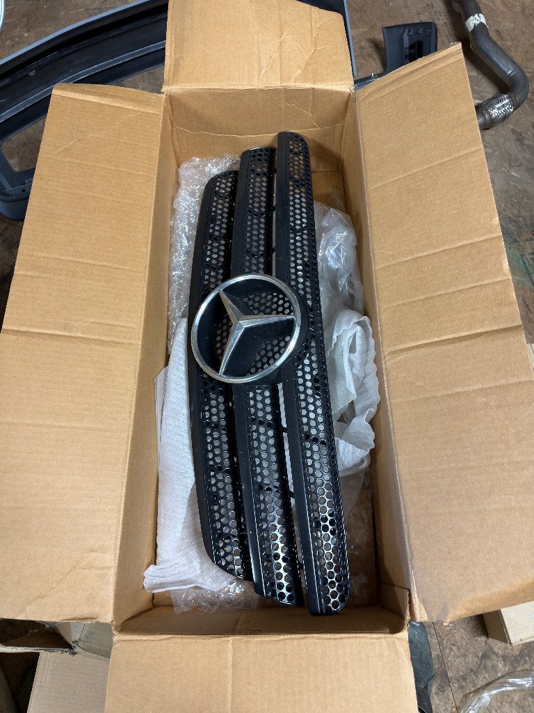 Mercedes W163 ML / GRILL / NEW & ORIGINEEL, Ophalen of Verzenden, Nieuw, Mercedes-Benz