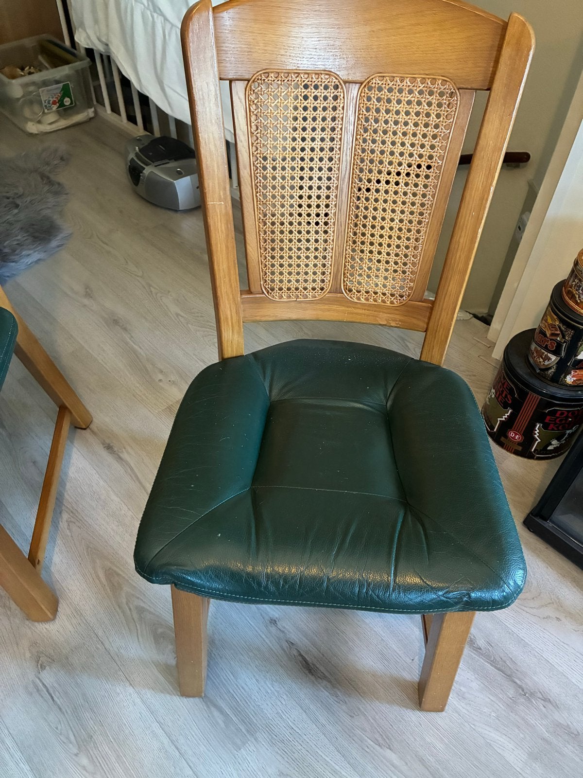 Set van 4 houten stoelen met rieten rug en groen leer, Ophalen
