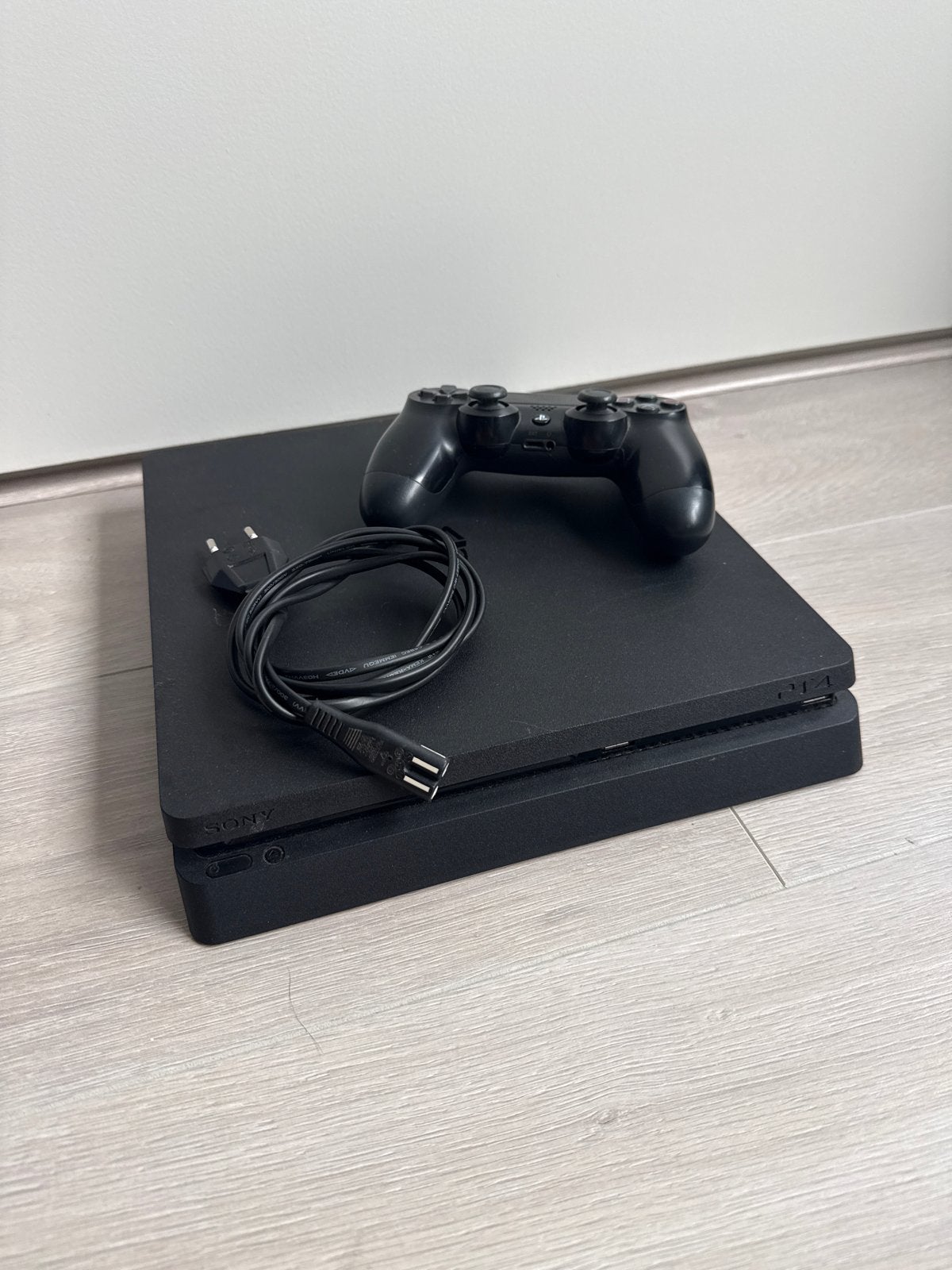 Sony PlayStation 4 Slim met controller en kabels, 500 GB, Ophalen of Verzenden, Zo goed als nieuw, Met 1 controller