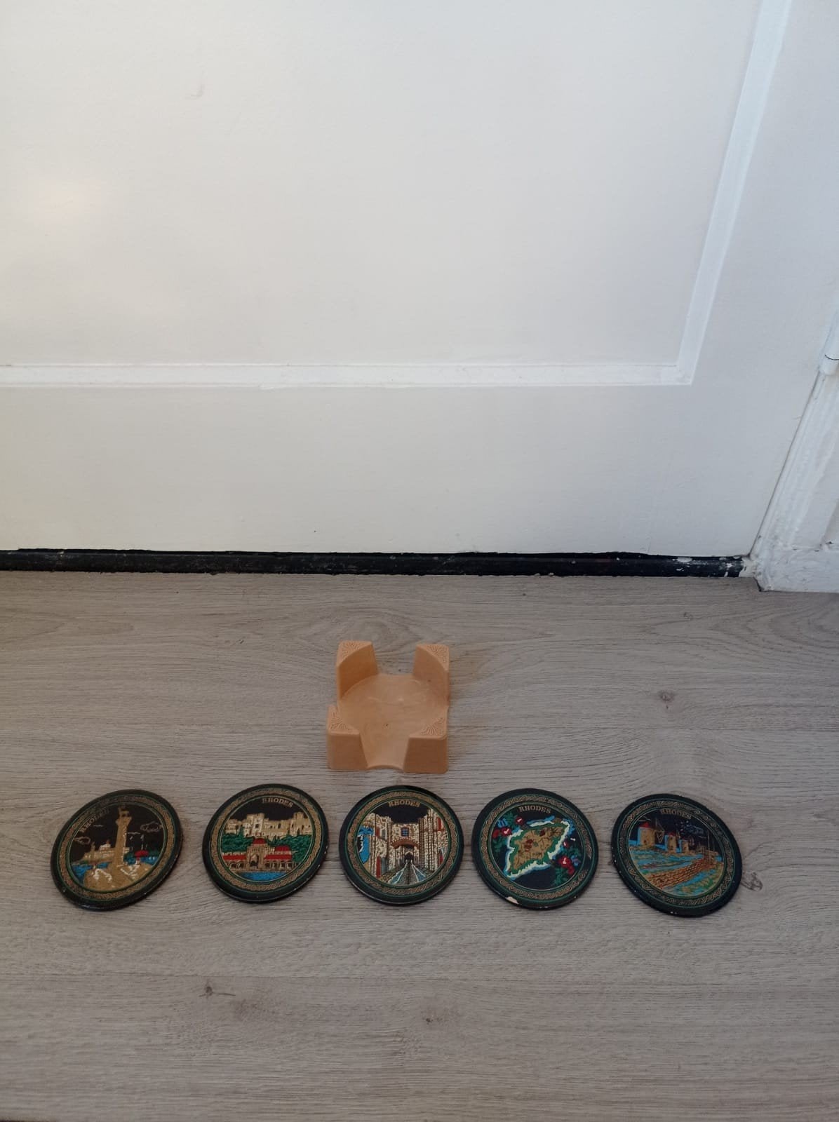 Vintage onderzetters Rhodos Griekenland met houder, Gebruikt, Steen/keramiek, Glasonderzetter, Meerkleurig