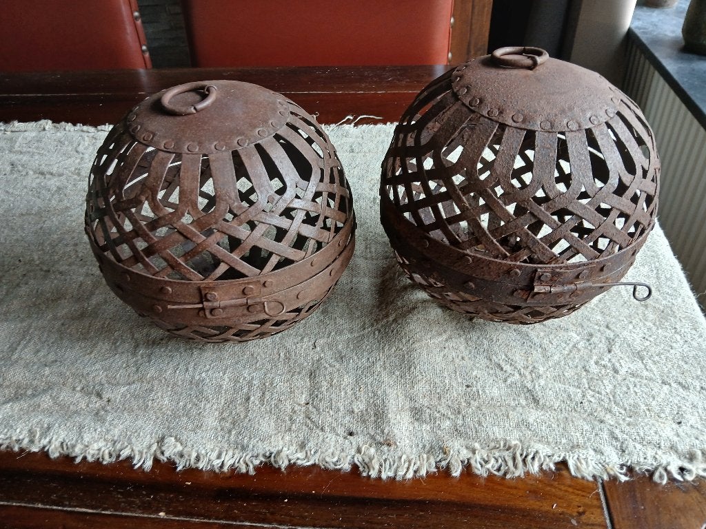 Roestbruine ijzeren  decoratie ballen  twee stuks, sober, Gebruikt, Overige materialen, Overige stijlen, Ophalen of Verzenden