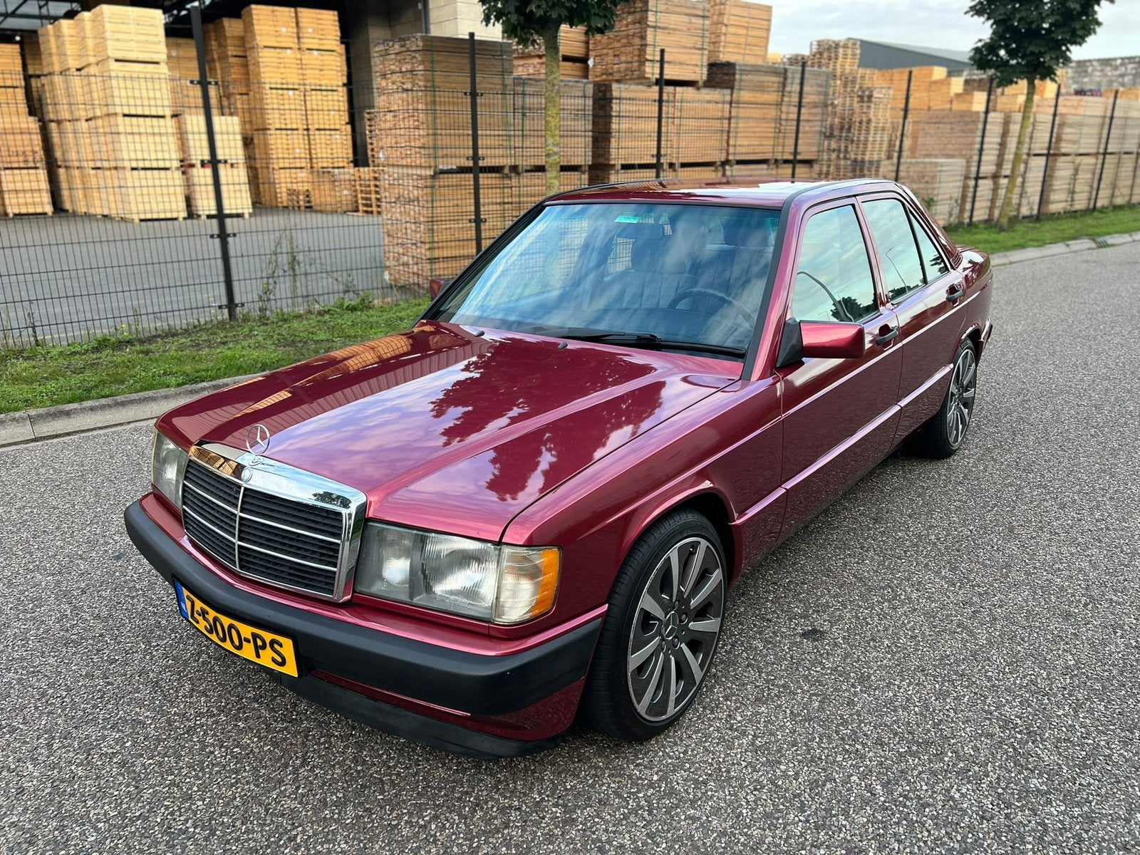 Mercedes-Benz Mercedes 1992 Rood, 1070 kg, 49 €/maand, 1797 cc, Sedan