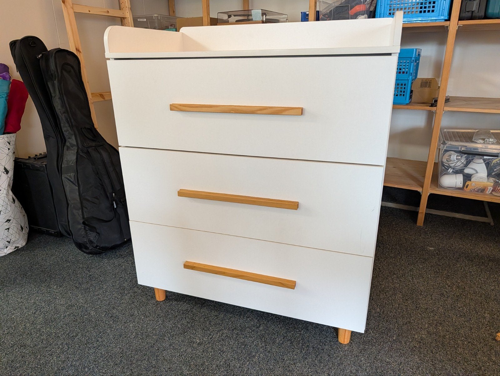 Commode met 3 lades, houten poten en handgrepen, Gebruikt, 50 tot 70 cm, Ophalen of Verzenden, 75 tot 100 cm