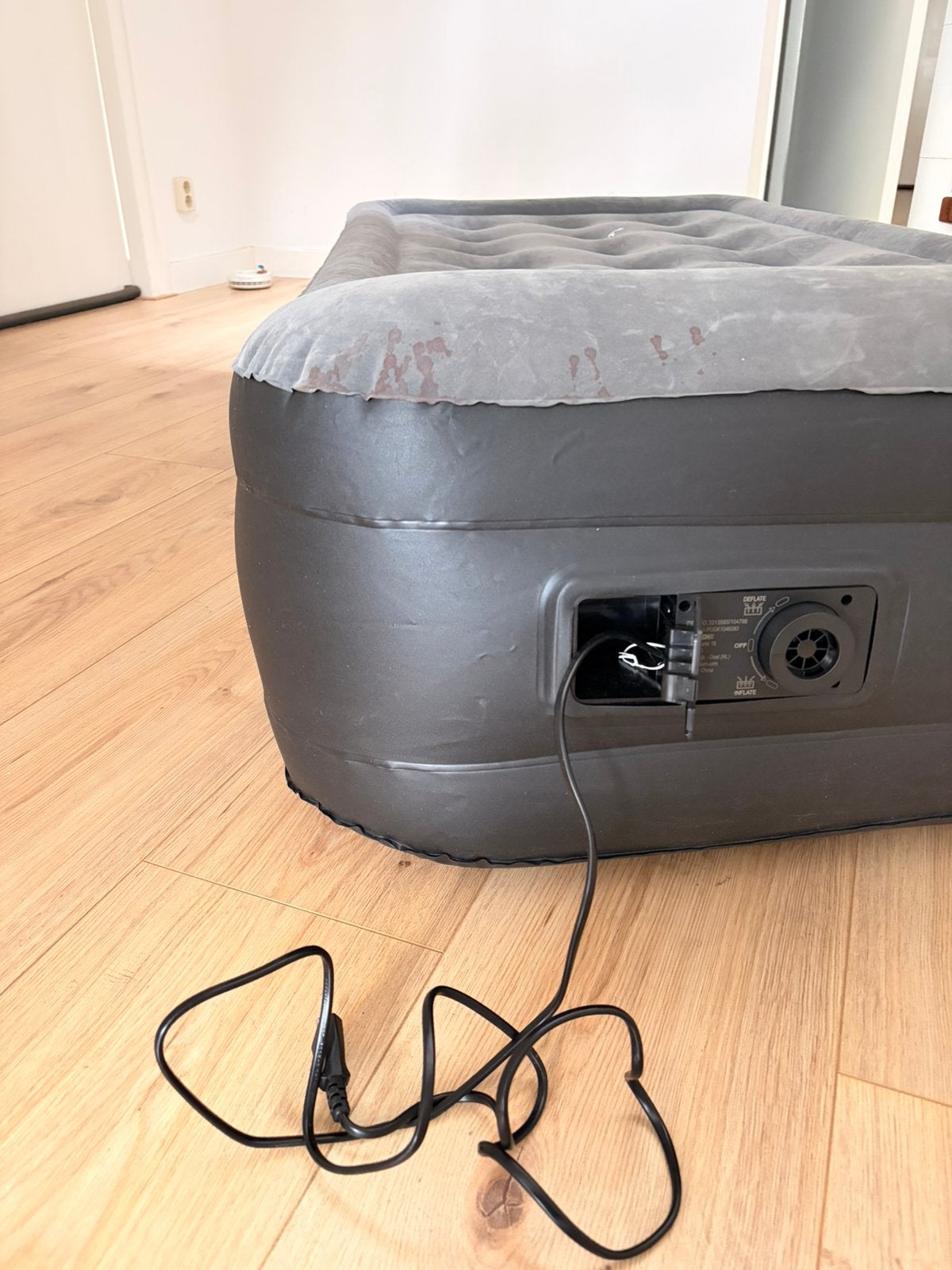 Air mattress single, Ophalen, Ingebouwde pomp, Zo goed als nieuw, 1-persoons