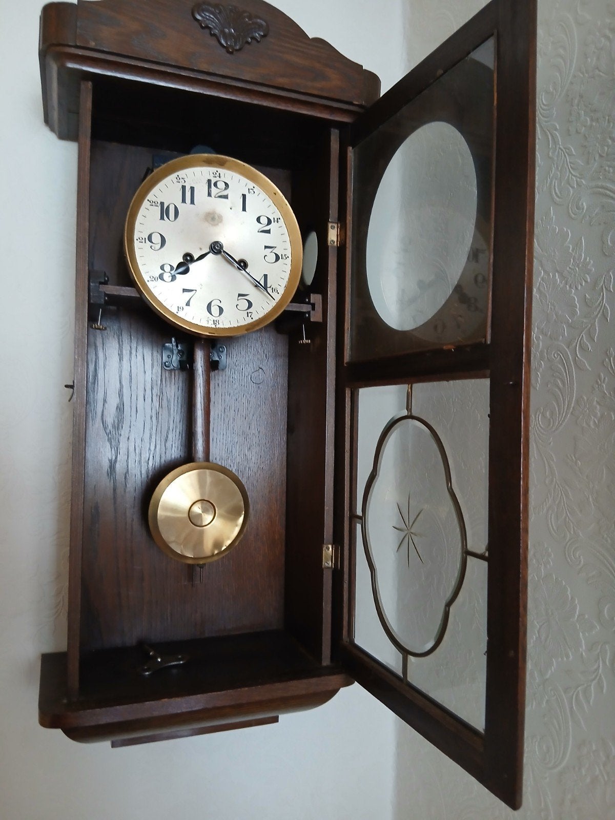 Antieke wandklok met slinger en glas-in-lood details, Ophalen