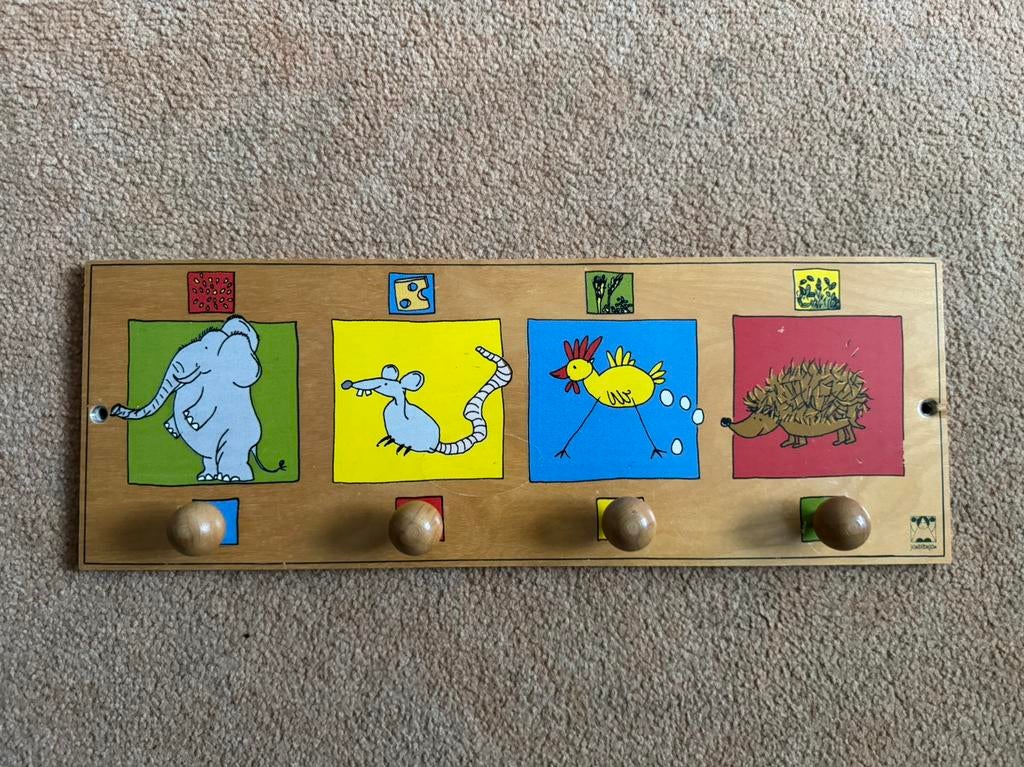 Leuke vintage houten kinderkapstok van Janbibejan, Wandkapstok, Ophalen of Verzenden, Zo goed als nieuw, Minder dan 100 cm