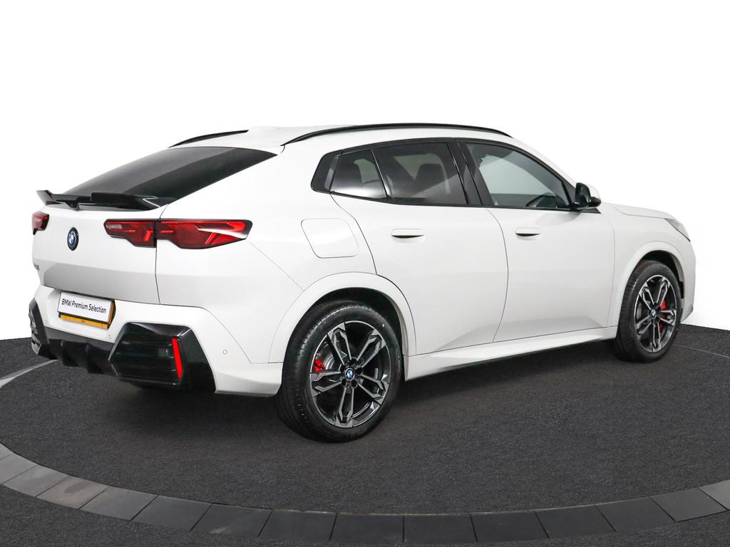 BMW iX2 eDrive20 67 kWh M Sport Edition | M Sportpakket Pro, Auto's, BMW, IX2, Met garantie (alle), Wit, 204 pk