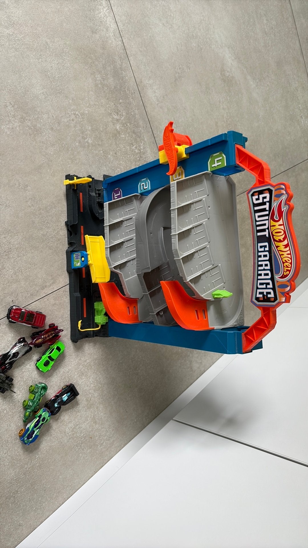 Hotwheels stunt garage met 8 auto’s, Ophalen of Verzenden