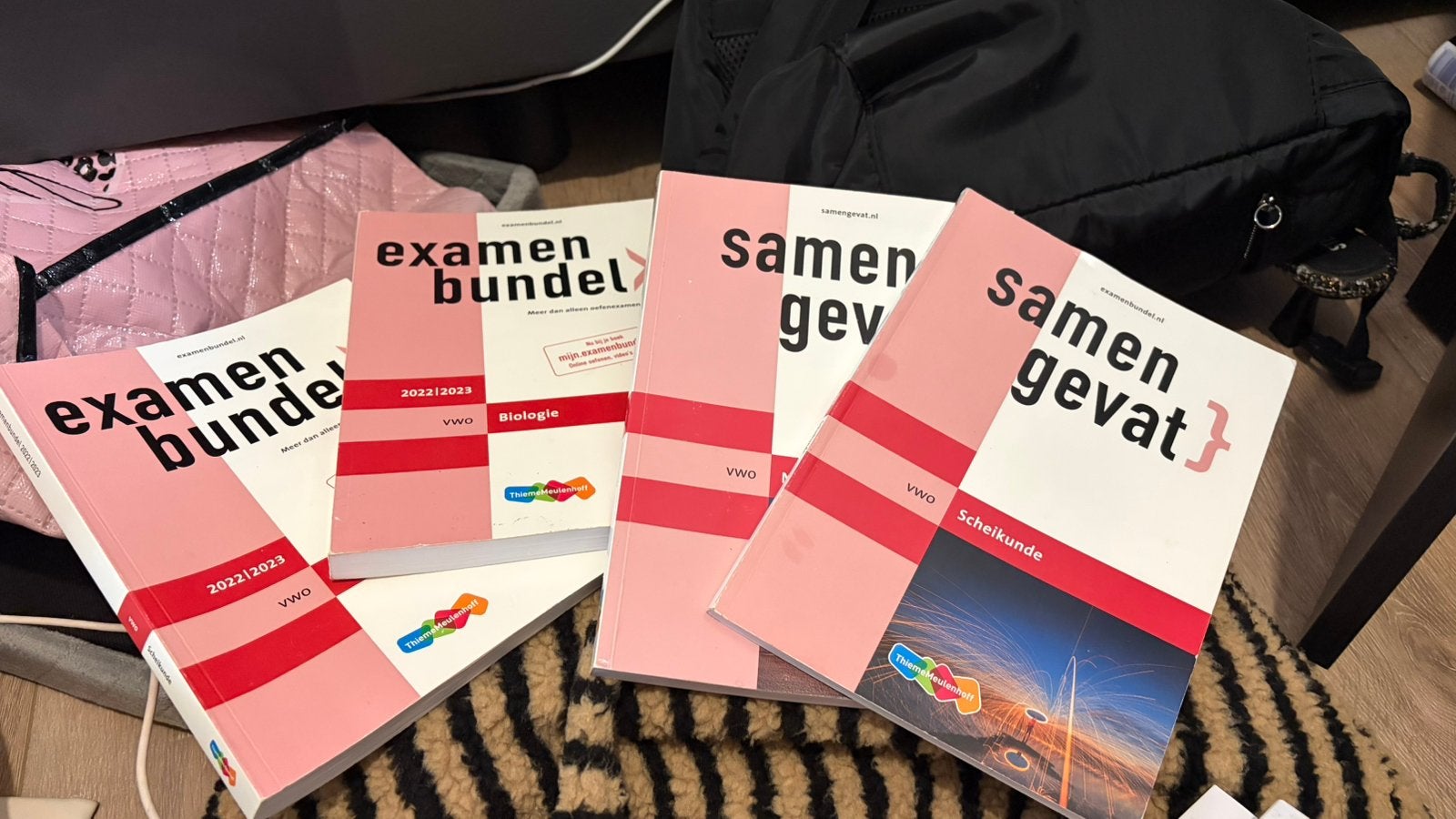 Examenbundel en samengevat scheikunde bio en natuurkunde, Ophalen of Verzenden, Zo goed als nieuw