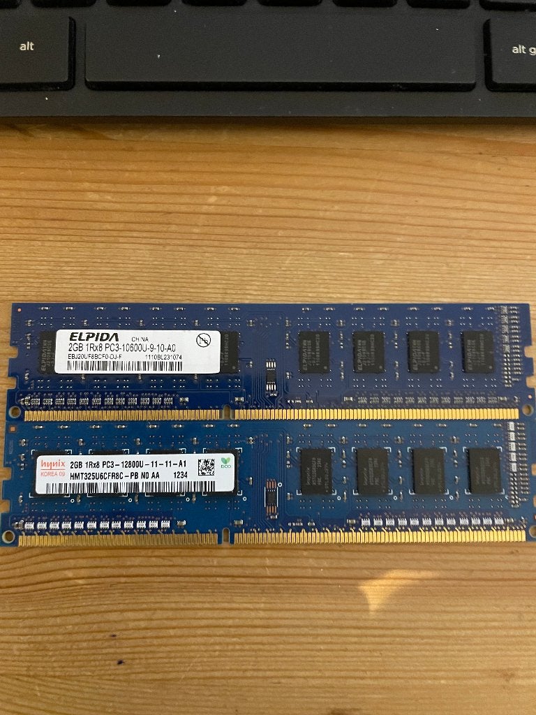 2 GB 1Rx8 pc3-10600U 12800U meerdere stripjes, 10600 en 12800, DDR3, Ophalen of Verzenden, Zo goed als nieuw