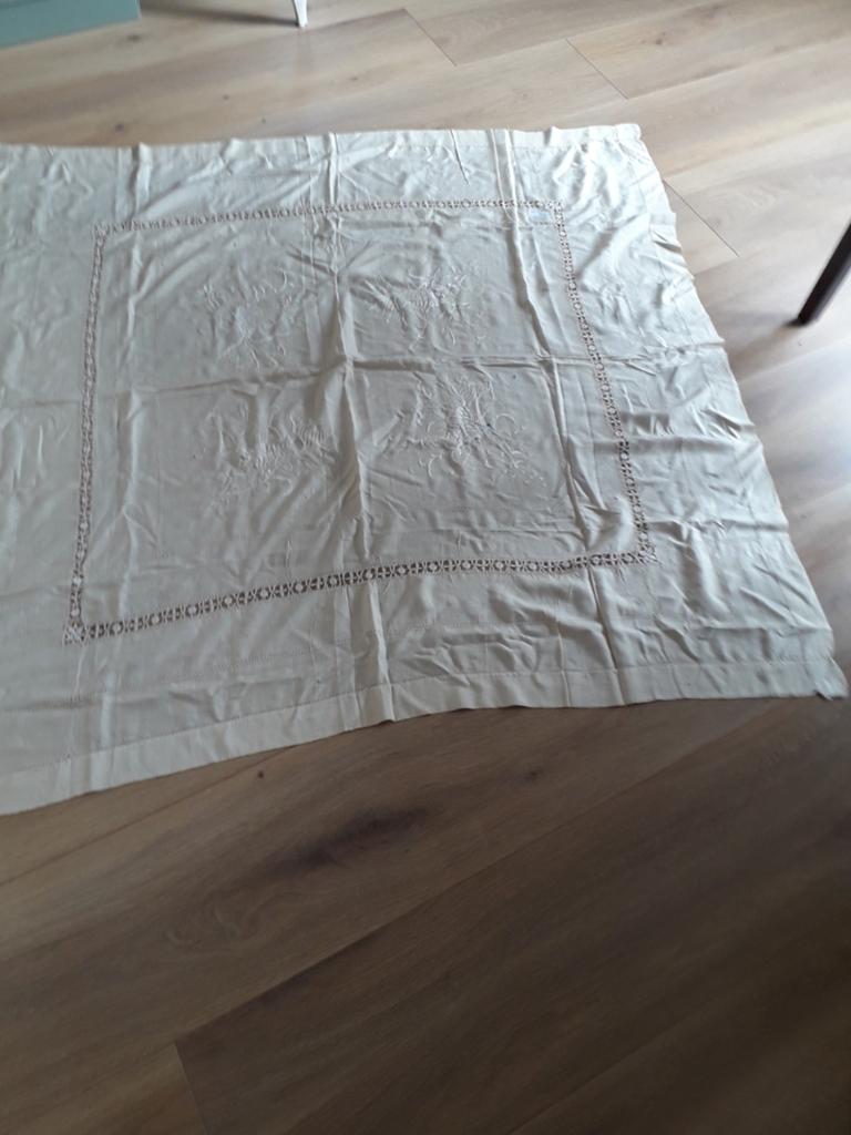 Zuiver zijde .. ajour kantklos kleed 130x 130, Huis en Inrichting, Ophalen of Verzenden, Rechthoek