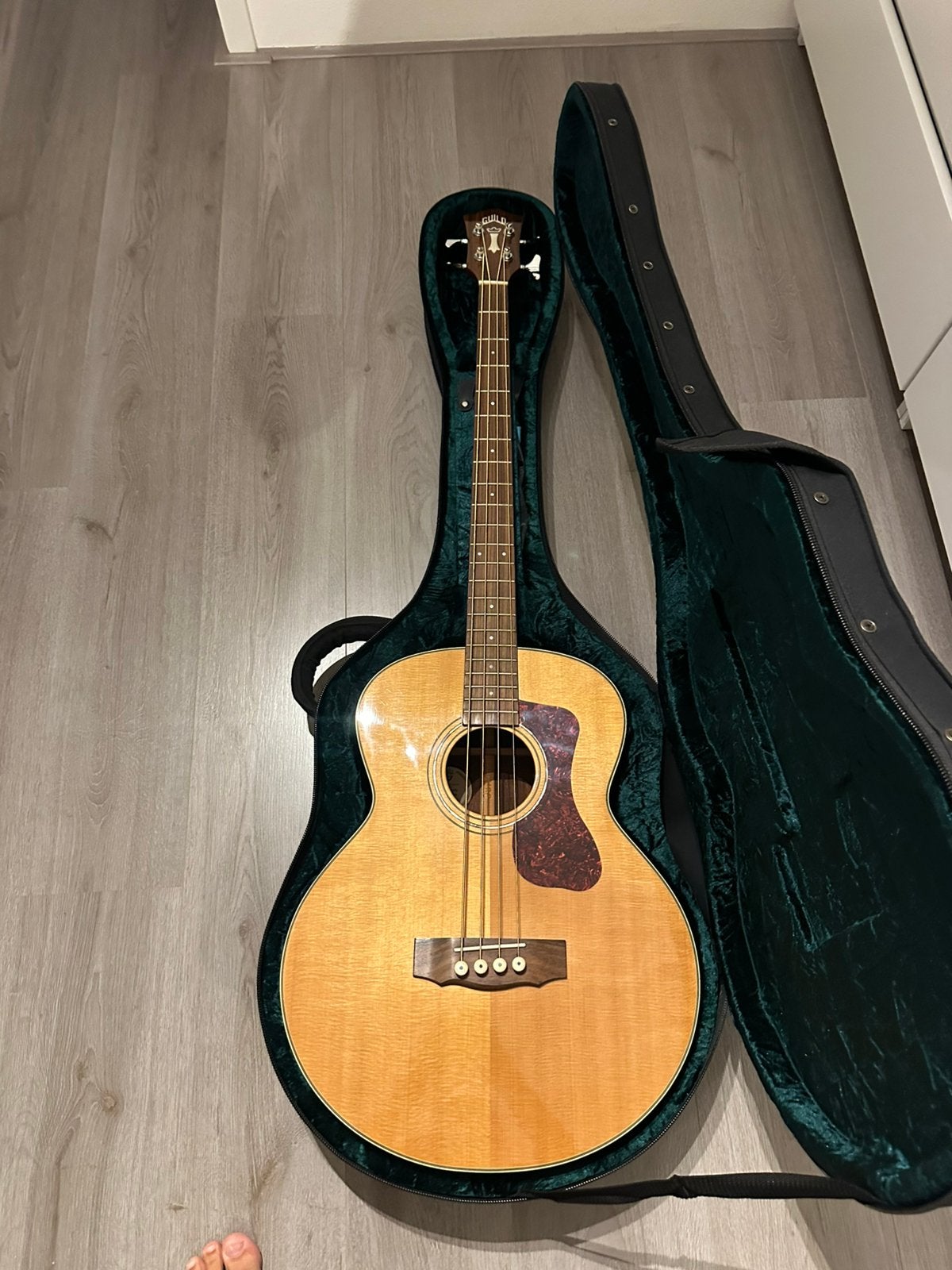 Guild B-140E Akoestische Basgitaar, Ophalen of Verzenden, Western- of Steelstringgitaar, Met (piezo-)element