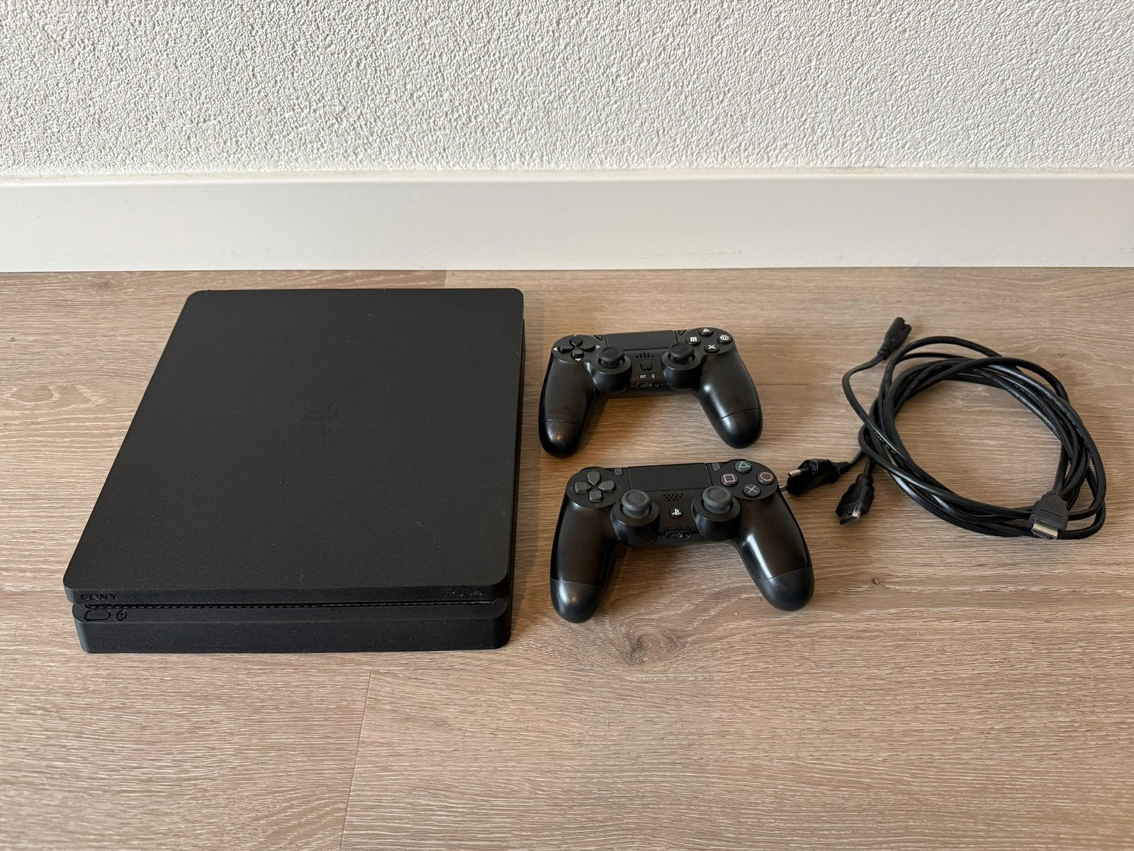 Te koop PlayStation 4 Slim met 2 controllers, Ophalen of Verzenden, Met 2 controllers, Slim
