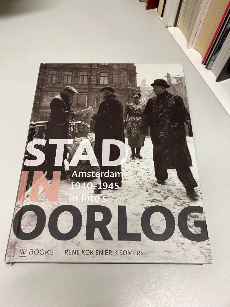 Stad in oorlog Amsterdam 40 45 in fotos, Ophalen of Verzenden, Tweede Wereldoorlog, Gelezen, Algemeen