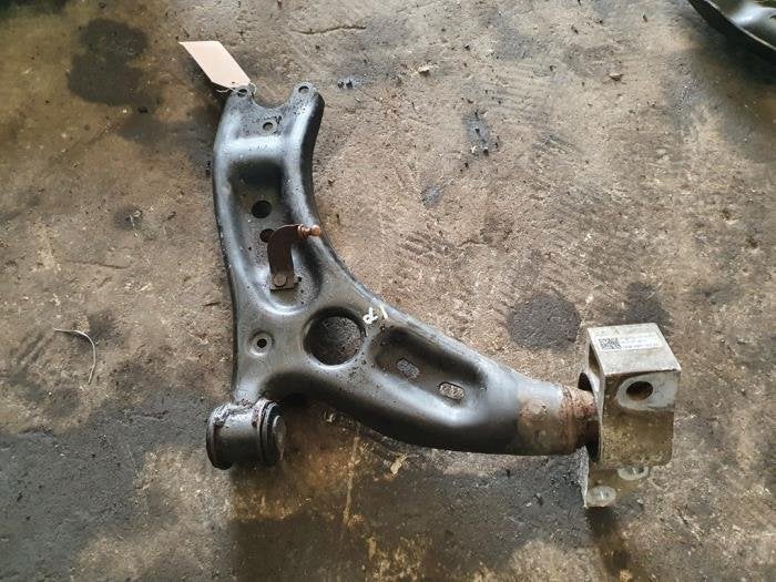 Draagarm boven rechts-voor van een Volkswagen Golf, Gebruikt, -, Volkswagen, -