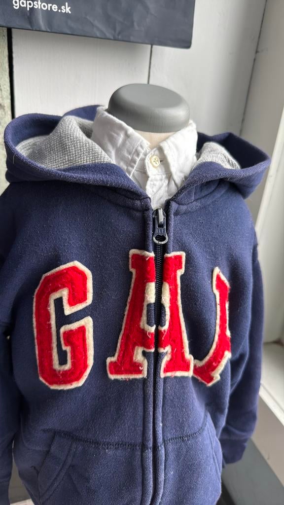 Super mooi GAP hooded logo vest size XS (104-110), Ophalen of Verzenden, Gebruikt, Jongen, Trui of Vest