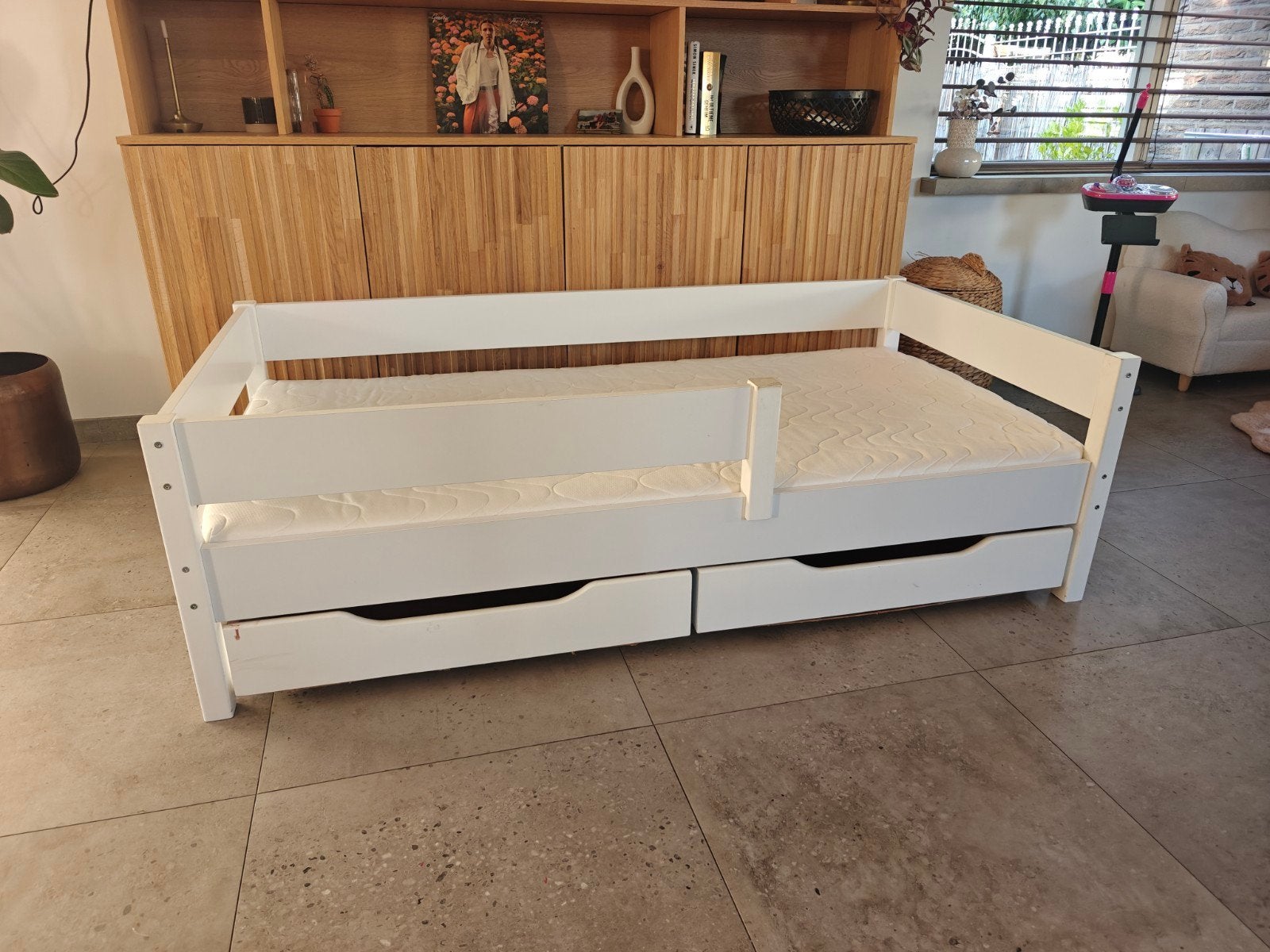 Peuterbed met lades, matras en uitvalbeveiliging, Ophalen