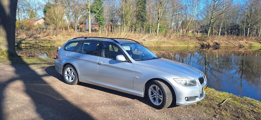 BMW 3-Serie 2.0 318 I Touring 2009 Grijs, Auto's, BMW, Achterwielaandrijving, Zwart, Leder, Handgeschakeld