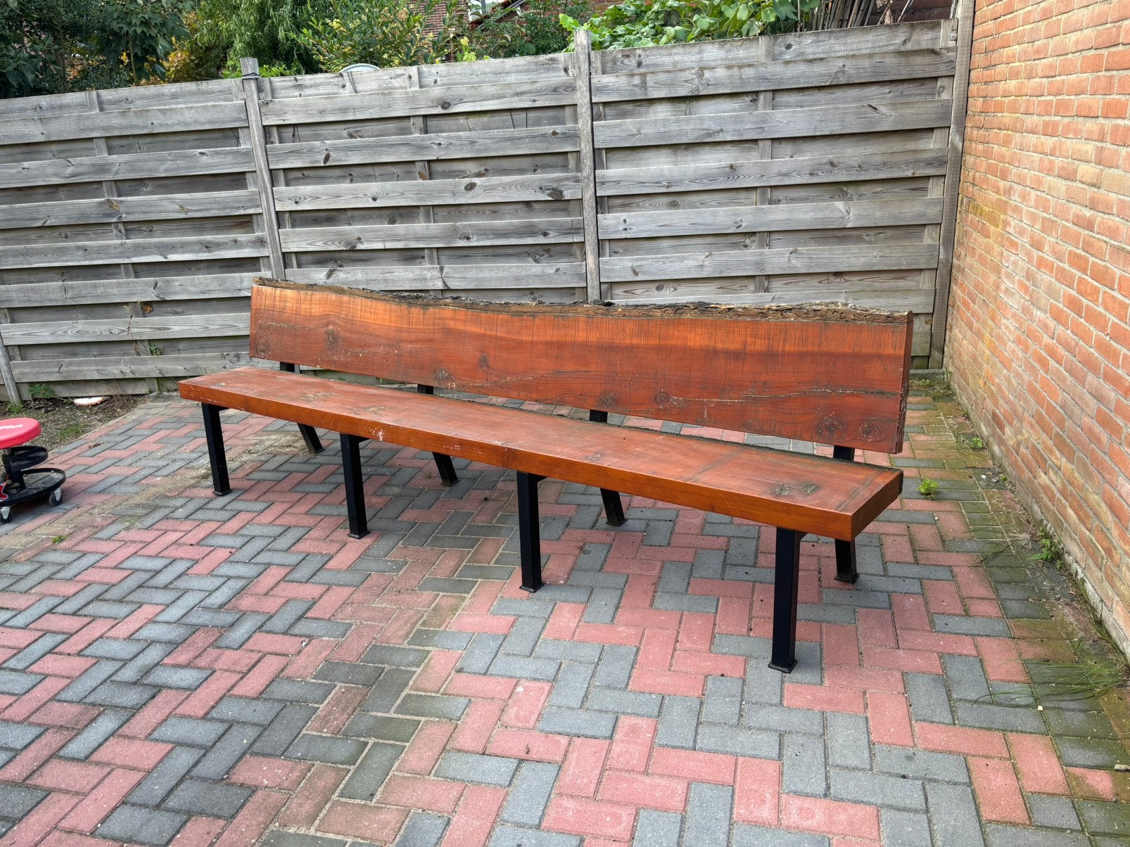 Boomstam tuinbank met metalen poten 3 meter, Ophalen of Verzenden, Gebruikt, Hout