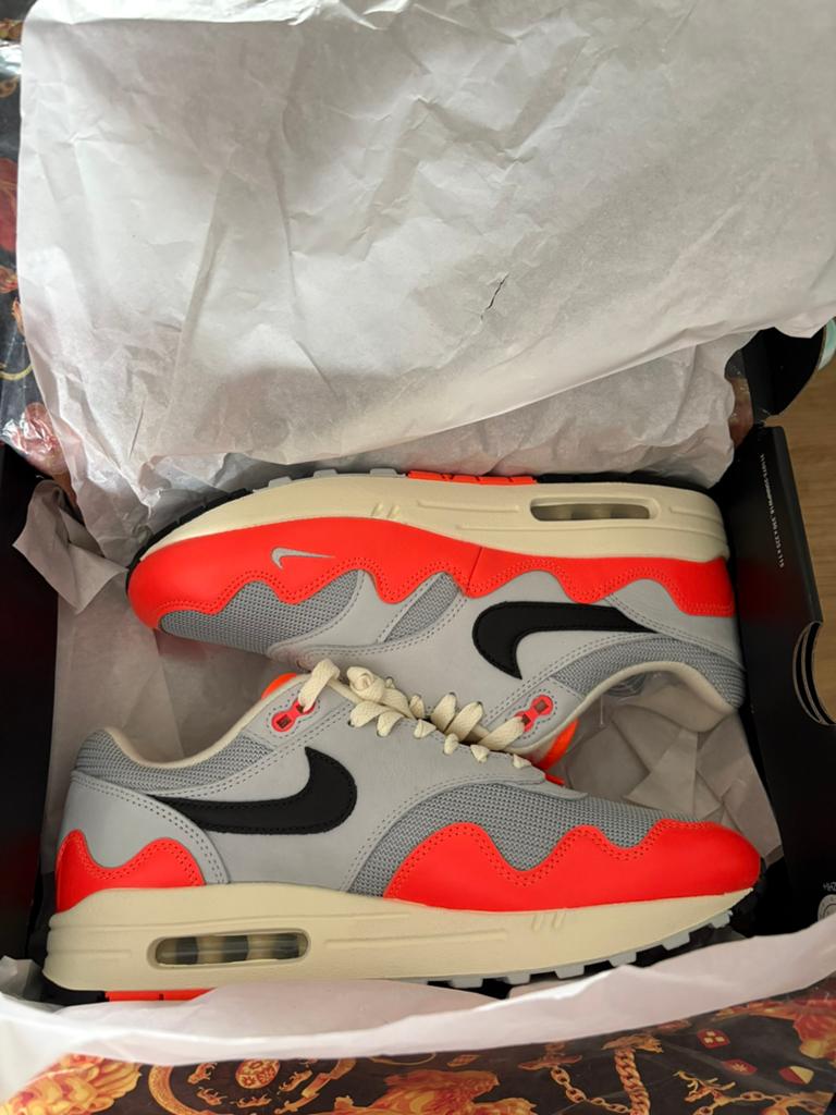 Patta x Nike Air Max 1 (Hyper Crimson/Black-Pure Platinum), Kleding | Heren, Schoenen, Ophalen of Verzenden, Nieuw, Zwart