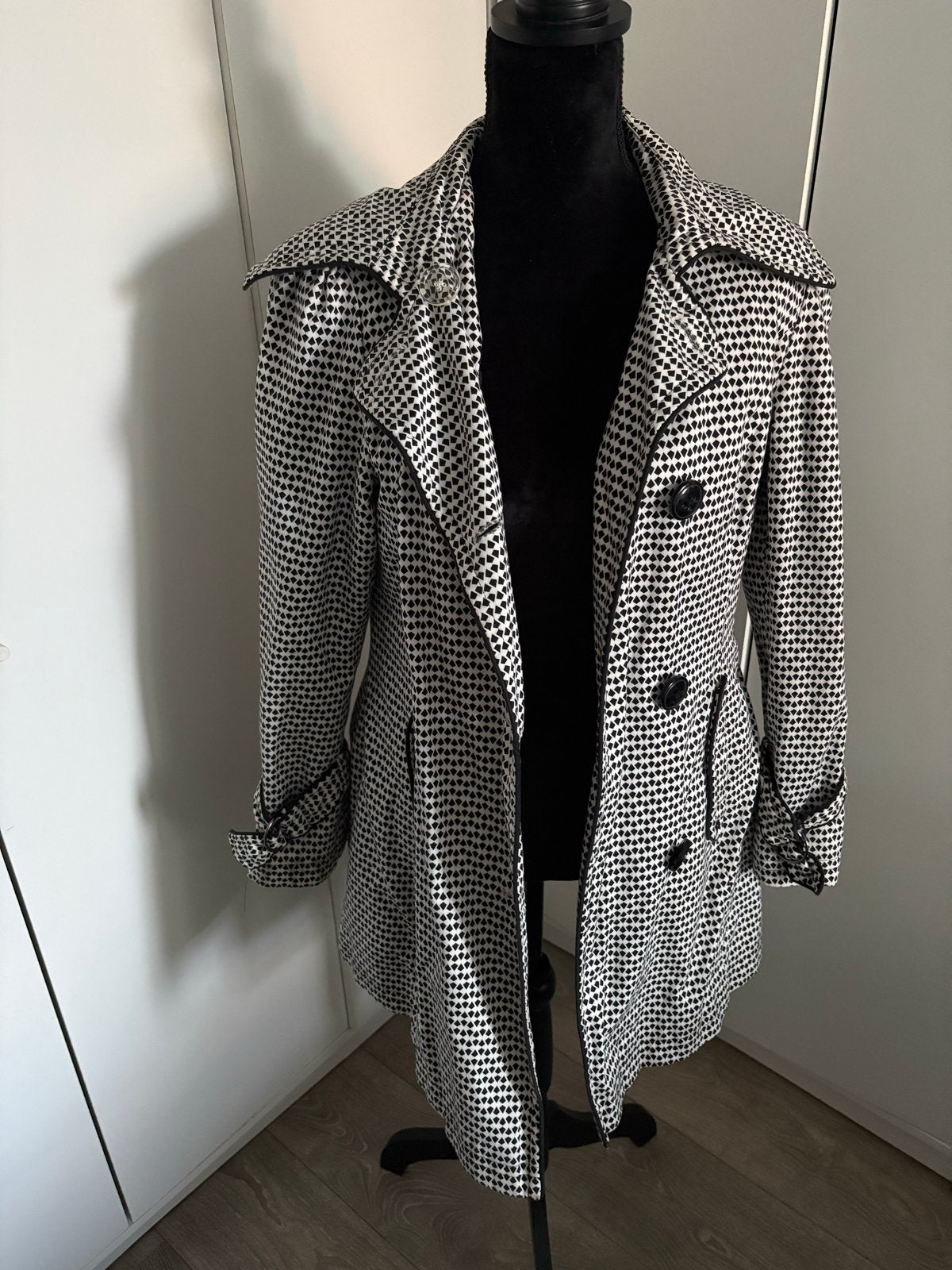 Zwart witte trenchcoat - Spoom - Maat 40, Kleding | Dames, Ophalen of Verzenden, Gedragen, Maat 38/40 (M), Zwart