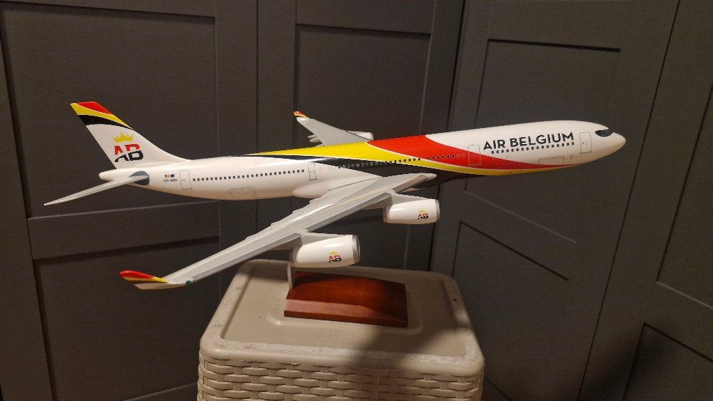 Air Belgium A340-300 / 1:100, Ophalen of Verzenden, 1:72 tot 1:144, Overige merken