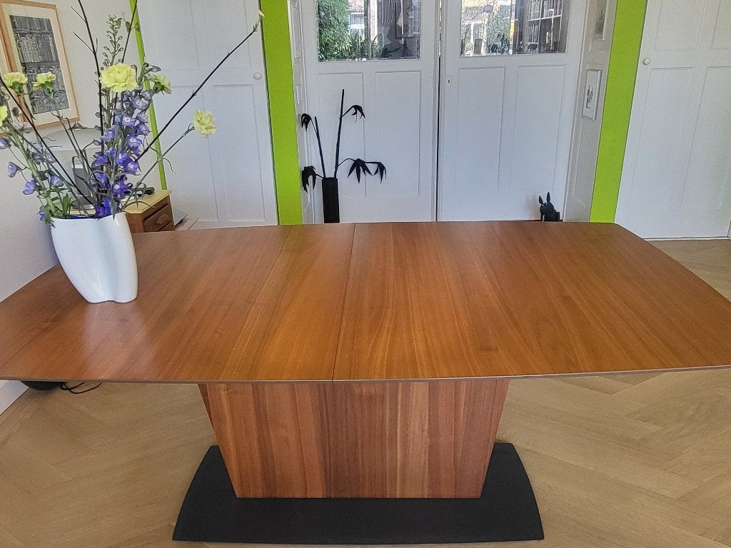 Royale uitschuifbare tafel - Deens design, Huis en Inrichting, Tafels | Eettafels, Gebruikt, 100 tot 150 cm, Strak en stoer door combinatie walnoothout en gepolijst staal