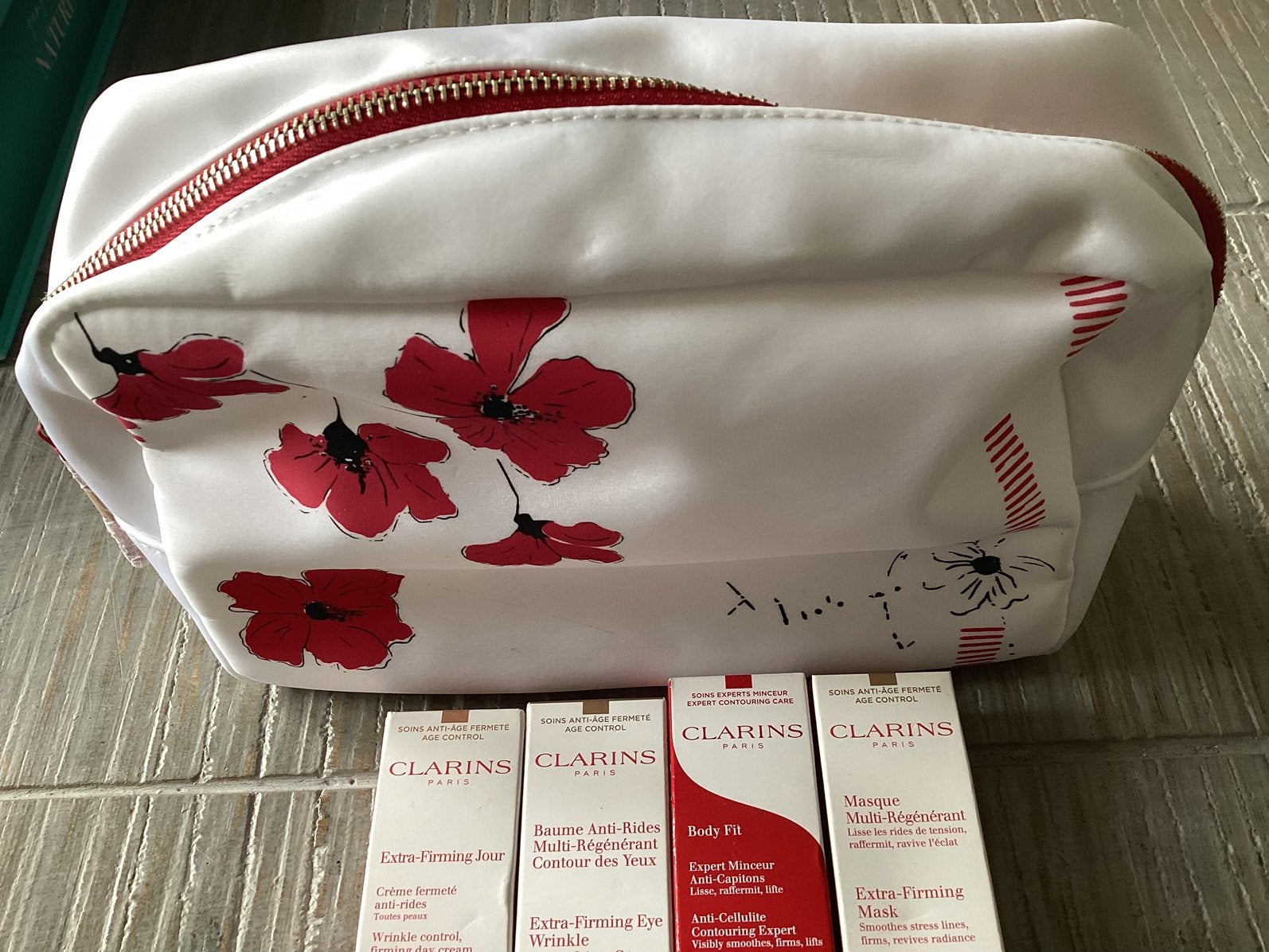 Clarins Toilettas met 4 samples, Ophalen of Verzenden, Nieuw, Gehele gezicht