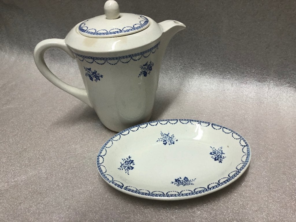 Brocante koffiepot en koekjesschaal St-Amand, Antiek en Kunst, Antiek | Keramiek en Aardewerk, Ophalen of Verzenden