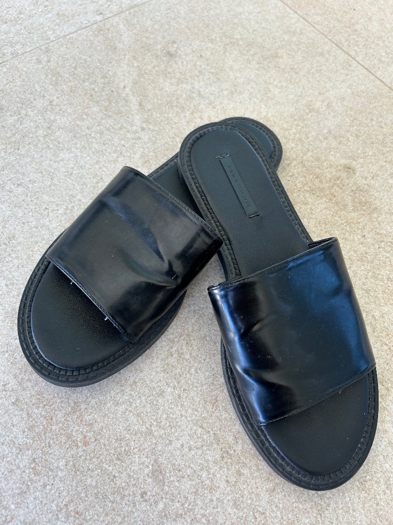 ZARA slippers zwart sandaal in maat 36, Gedragen, Zara, Zwart, Sandalen of Muiltjes